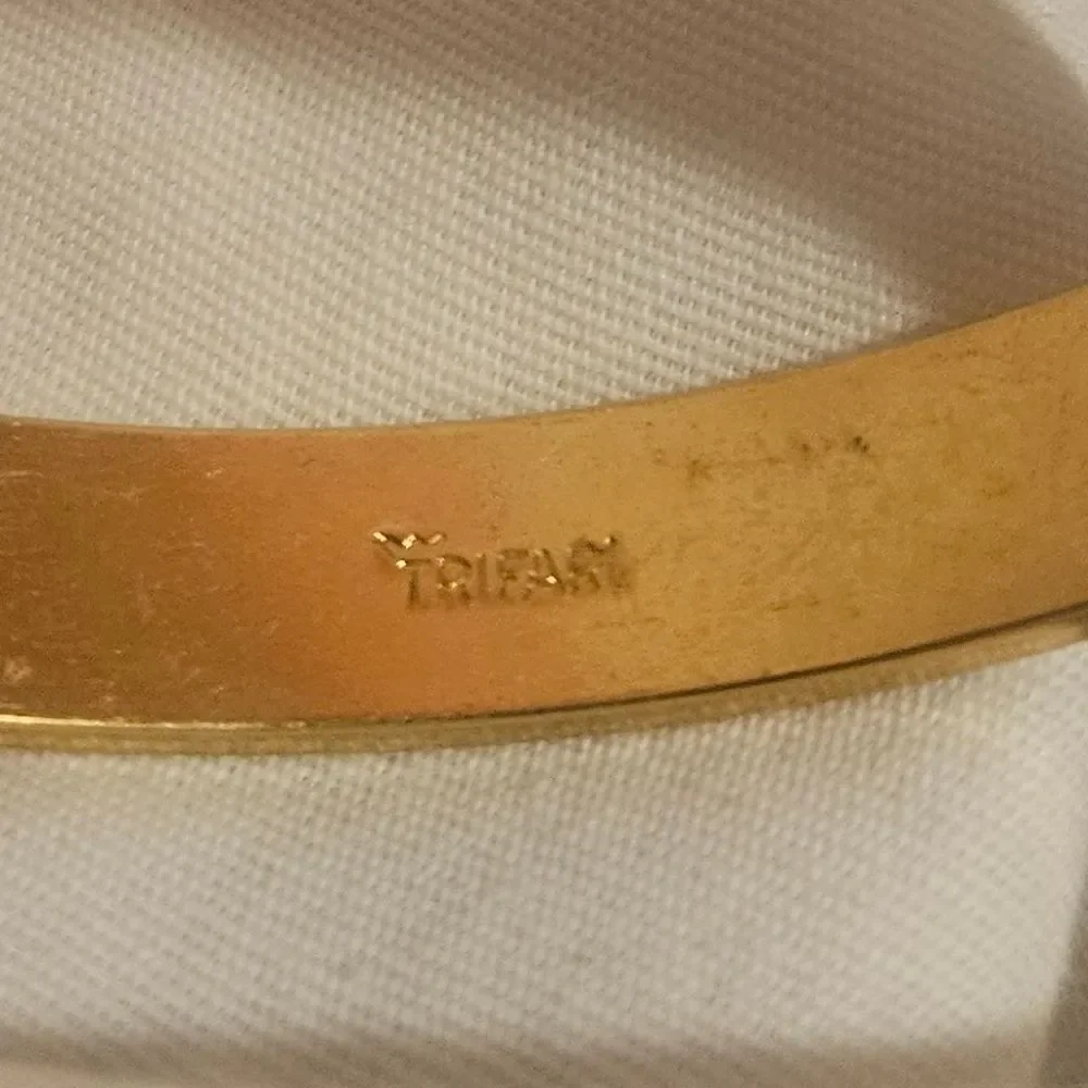 Crown Trifari Cream Enamel And Brass Bangle Vintage 1939-1950 GUC Classic Style